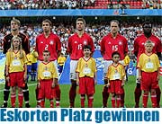 Fußball Sommer Infobus an der Münchner Freiheit: es gibt 2 Plätze bei der McDonald Fußball Eskorte zu gewinnen (Foto: obs/McDonalds Deutschland Inc